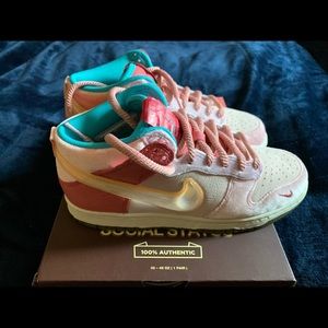 NIKE DUNK SS STRAWBERRY MILK